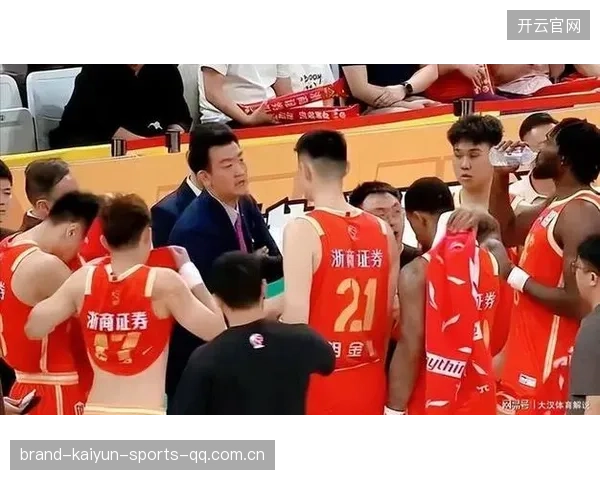 CBA赛场的残酷与机遇：易立的“外教辅助”战略如何让CBA再次成为中国篮球的“强队”